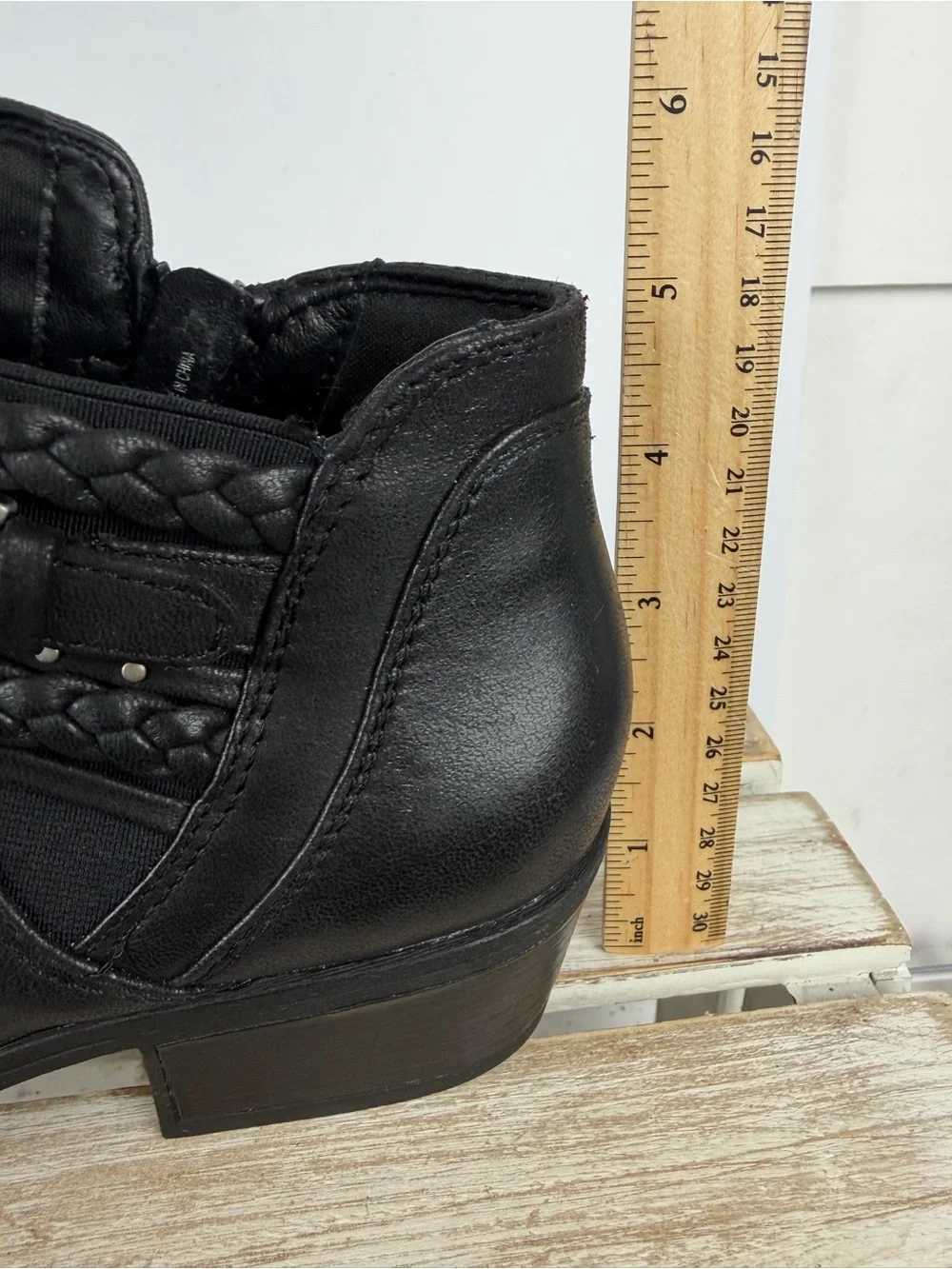 Baretraps Giles boots feature a braided strap detail and a side buckle size 8M